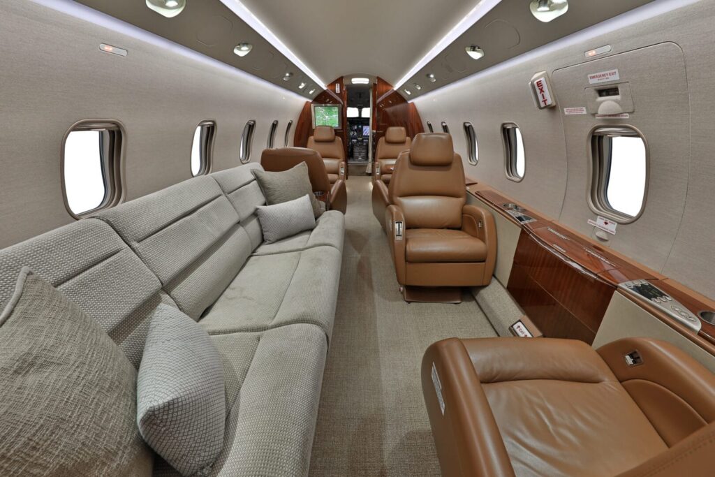 Bombardier-Challenger-300-4 Bombardie Challenger 300 4