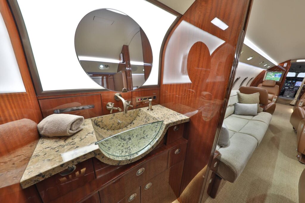 Bombardier-Challenger-300-5 Bombardier Challenger 300 5