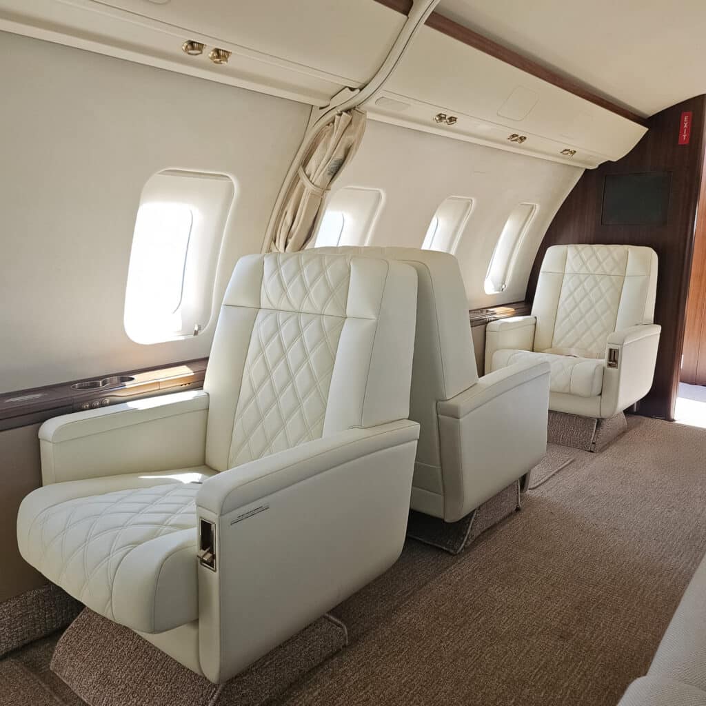 2009-Challenger-605-9H-ALD-Photo-001-
